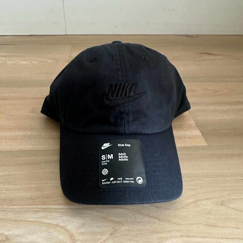 Nike Black Minimalist Hat Sleek Embroidered Design